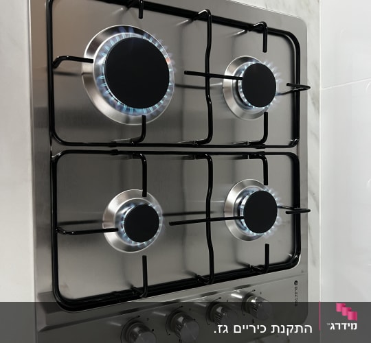 כיריים גז עם להבות כחולות במטבח מודרני
